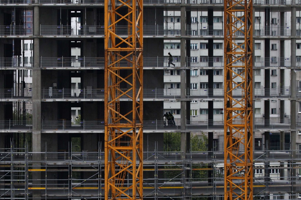 Workers seen during the consturction of the Warsaw Spire office skyscraper in August 2013. Photo: Reuters