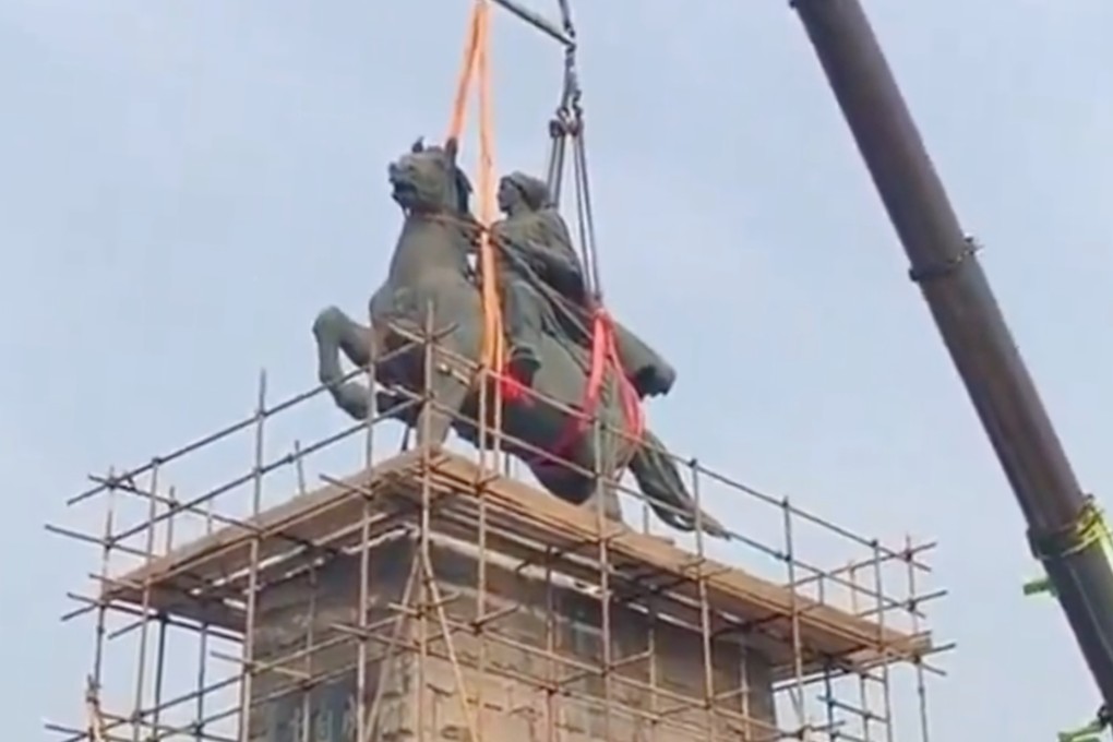 A crane removes the statue of Li Zicheng in Beijing on May 23, 2024. Photo: Handout