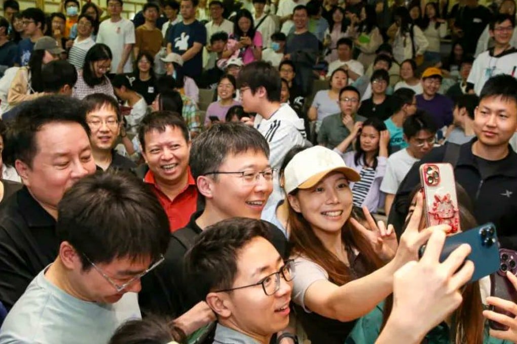 Zhang Feng, who won global renown as a pioneer of the CRISPR gene-editing tool, poses for selfies in a packed lecture hall at Peking University on May 22. Photo: Peking University