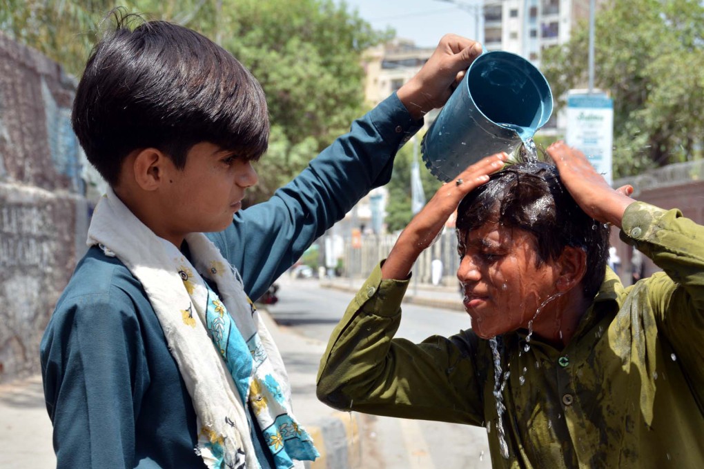 A boy washes his head to cool off on a hot summer’s day. Due to extremely high temperatures of around 50 degrees Celsius, the Pakistani authorities issued a heat warning for pregnant women and the elderly on Monday. Photo: dpa