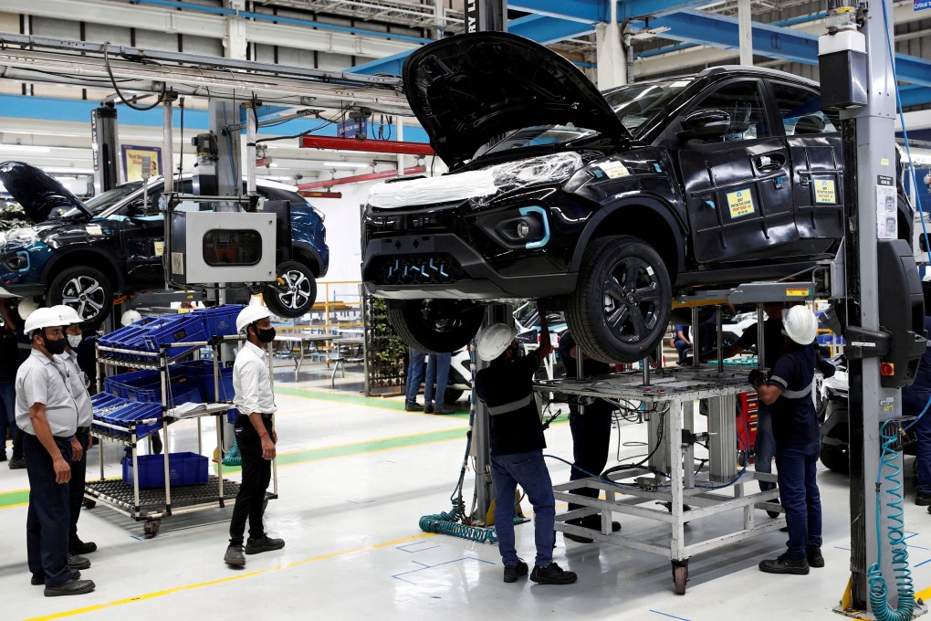 Workers inspect Tata Nexon electric sport utility vehicles at a Tata Motors plant in Pune, India, on April 7, 2022. The electric vehicle market in India is growing rapidly and cost-conscious consumers will be looking to new entrants to rev things up. Photo: Reuters