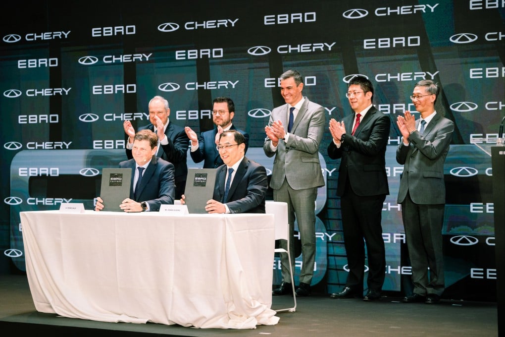 Signing event for an agreement between Spain’s Ebro-EV Motors and China’s Chery Automobile in Barcelona. Photo: Xinhua