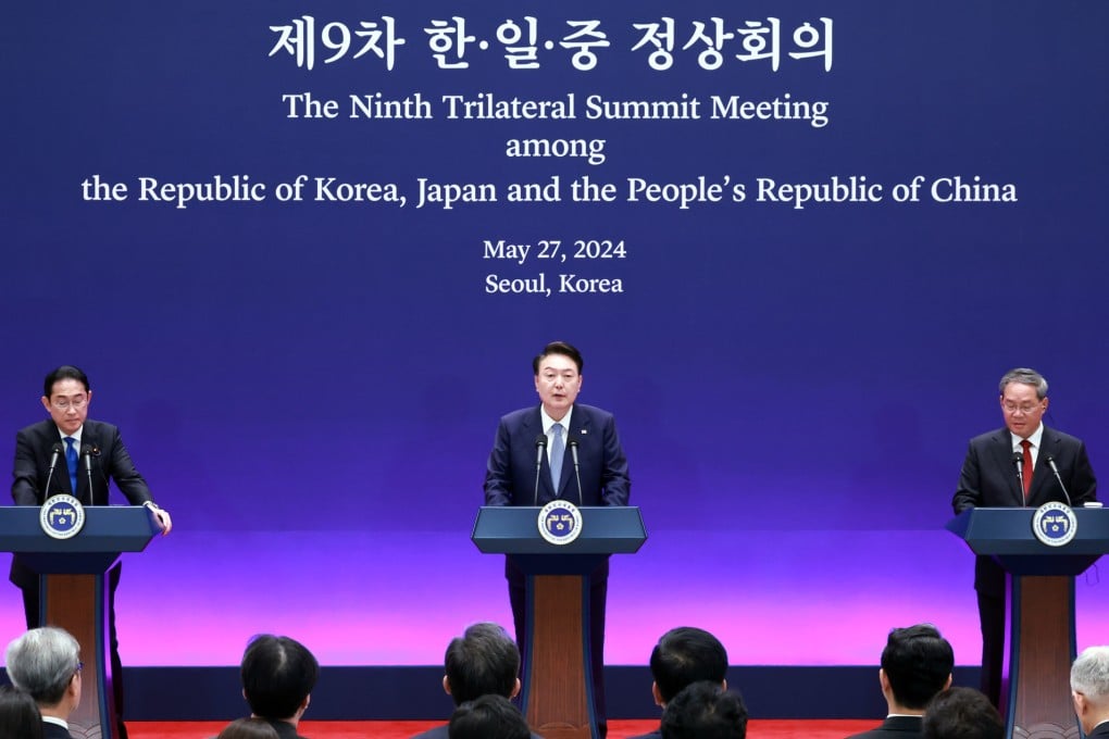 South Korean President Yoon Suk-yeol (centre) speaks during a joint news conference with Japanese Prime Minister Fumio Kishida (left) and Chinese Premier Li Qiang after talks during the trilateral summit in Seoul on May 27. Photo: dpa