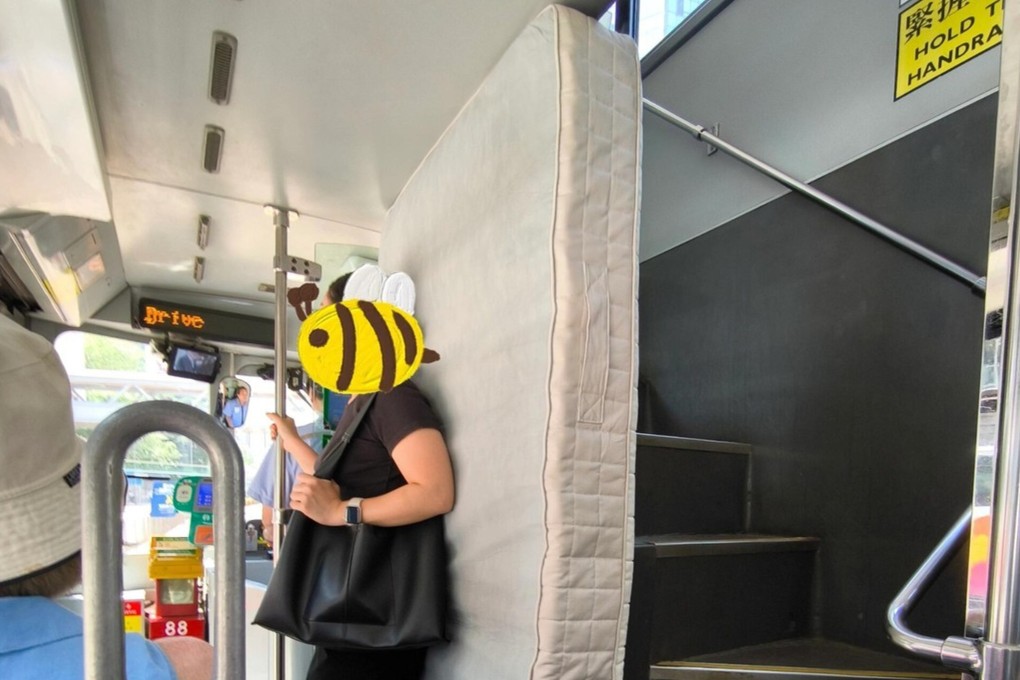 A woman boarded a tram with a giant mattress. Photo: WEIBO/香港自由行加加