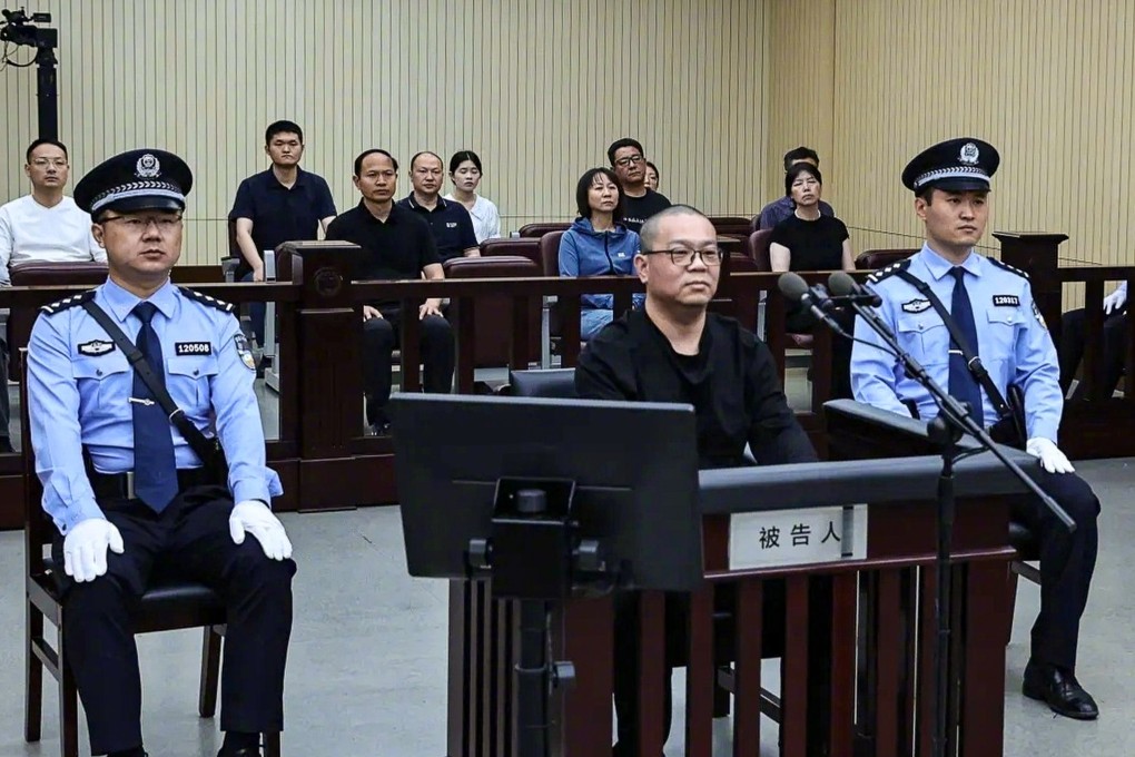 Bai Tianhui (centre), former general manager of China Huarong International Holdings, was sentenced to death by a Chinese court on Tuesday for corruption. Photo: Weibo
