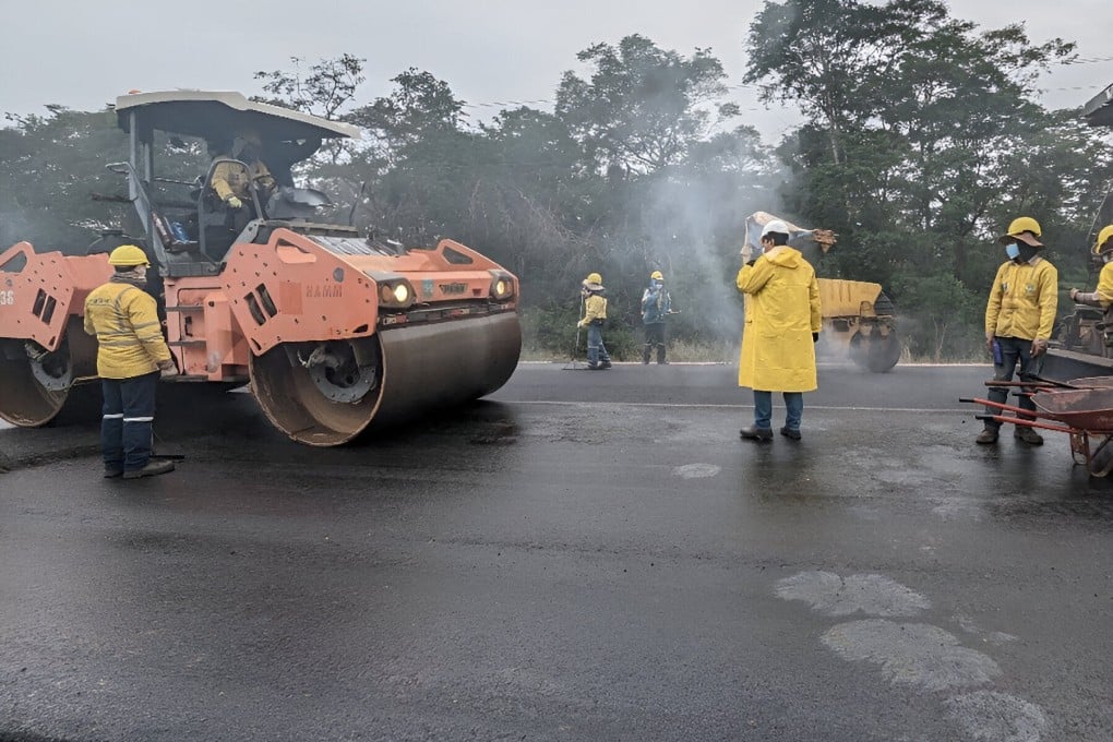 Workers renovate and expand a highway linking San Jose de Chiquitos and San Ignacio de Velasco in Bolivia. Photo: World Bank