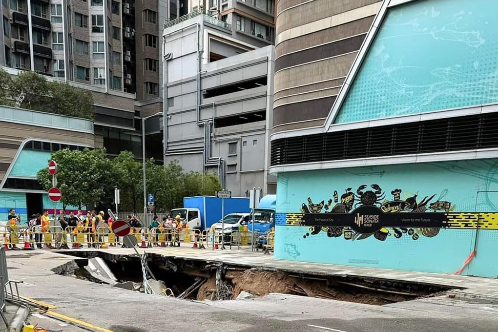 The hole appeared in front of residential building Seaside Sonata in Sham Shui Po. Photo: Facebook/香港突發事故報料區