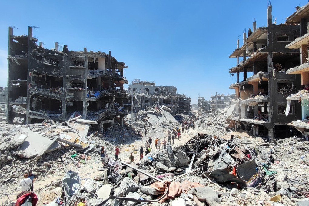 Palestinians attempt to return to their homes on Friday following the withdrawal of the Israeli army from the Jabalia area in the northern Gaza Strip. Photo: dpa