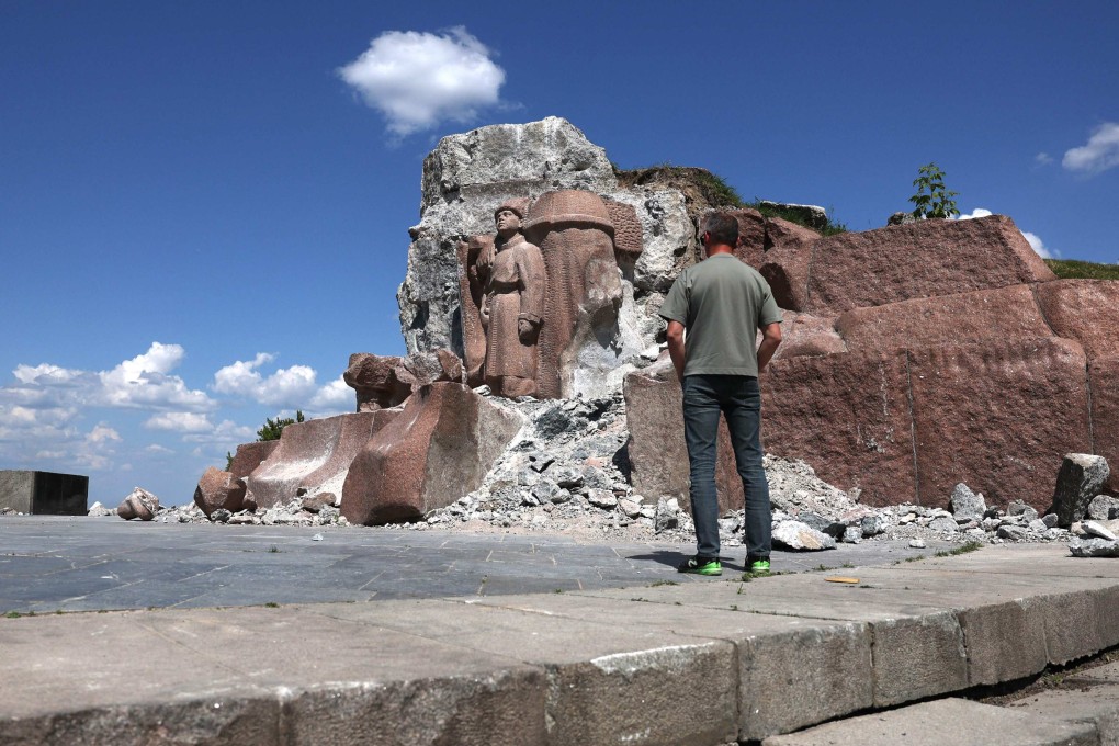 A man stands in front of a fragment of a dismantled monument dedicated to the friendship of the Ukrainian and Russian peoples in a park in the center of Kyiv, on May 20, 2024, amid the Russian invasion in Ukraine. Photo: AFP