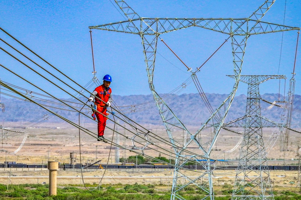 This photo taken on May 23, 2024 shows a worker installing electricity transmission lines in Korla, in China’s northwestern Xinjiang region. Photo: AFP