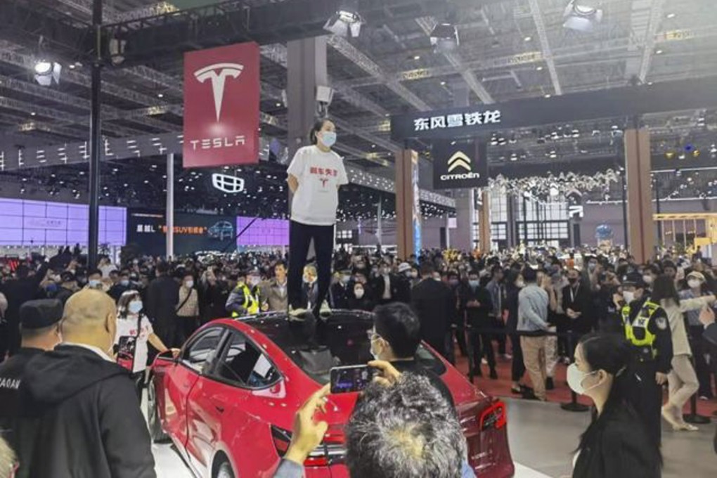 Image showing a woman protesting against Tesla at the 2021 Shanghai Auto Show. Photo: Handout