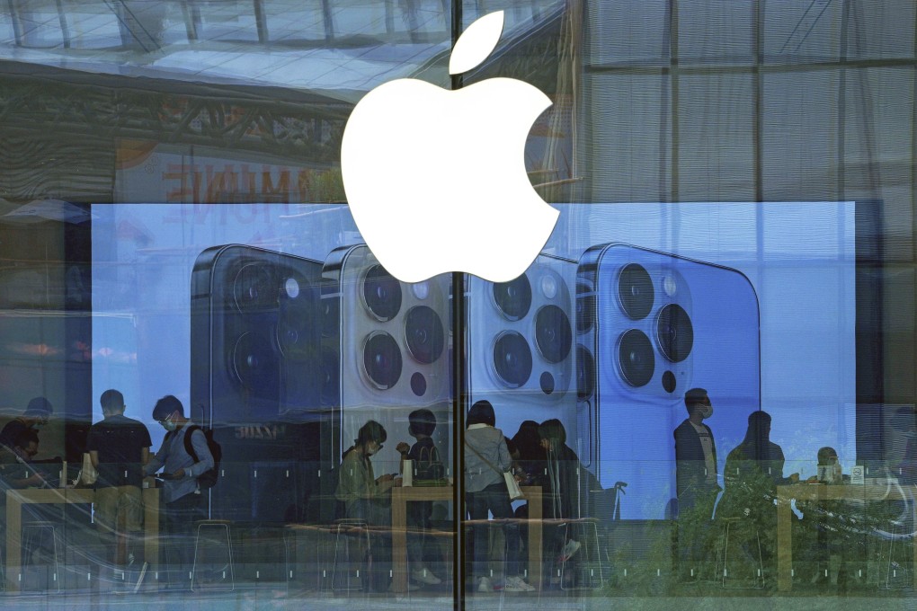 People try out the iPhone at an Apple Store in Beijing on September 28, 2021. Photo: AP