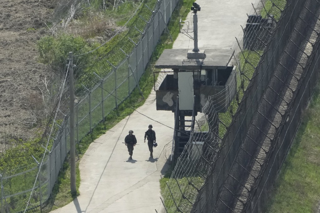 South Korean soldiers patrol along a barbed-wire fence in Paju, near the border with North Korea. Photo: AP