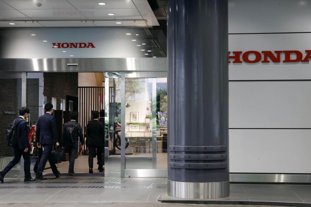 Japanese transport ministry officials enter Honda Motor Co.’s headquarters in Tokyo to conduct an inspection on Sunday. Photo: Kyodo