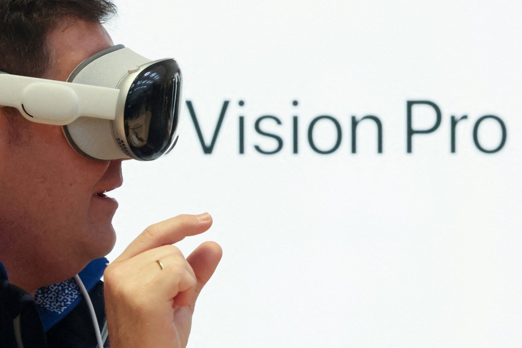 A customer uses Apple’s Vision Pro headset at its Fifth Avenue store in New York on February 2, 2024. Photo: Reuters