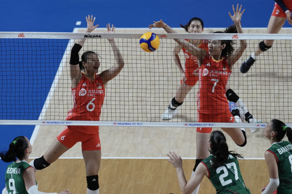 Wang Yuanyuan blocks, watched by teammate Gong Xiangyu, during China’s win over Bulgaria. Photo: Elson Li