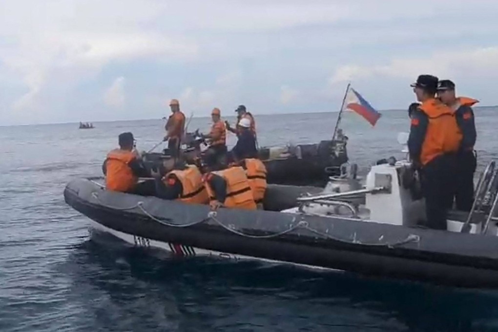 The Chinese coastguard (front) blocks a Philippine coastguard boat in the waters of the South China Sea in a scene from a video released by the Philippine Coast Guard on June 7. Photo: AFP / Philippine Coast Guard