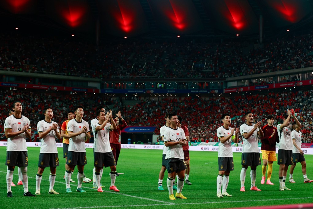 China players thank spectators after their narrow defeat by South Korea in Seoul last week. Photo: Xinhua
