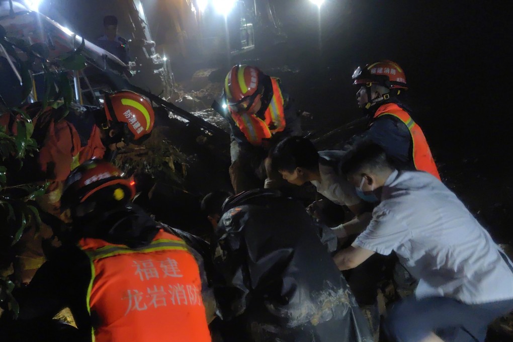 Rescuers in Fujian province, southern China race to rescue landslide victims as the heavy rains continue. Photo: CCTV