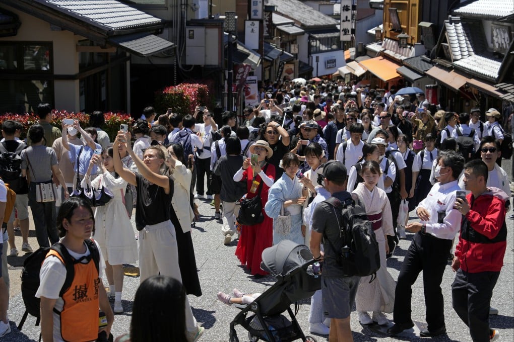 Tourists gather before Kiyomizu-dera temple, a famous tourist destination near Gion district, in Kyoto, Japan. Photo: EPA-EFE