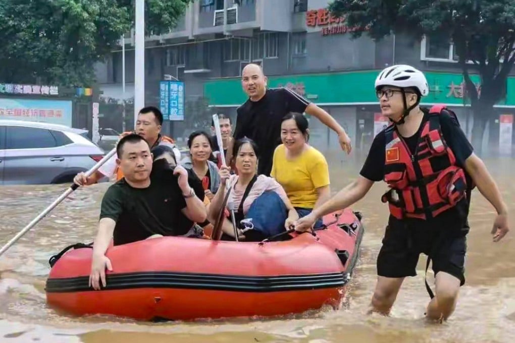 Rescue workers move residents to safety after their homes were flooded in Guilin, southern China. Photo: Weibo