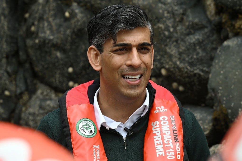 British Prime Minister Rishi Sunak wears a life jacket as he campaigns in Clovelly, Britain. Photo: Reuters