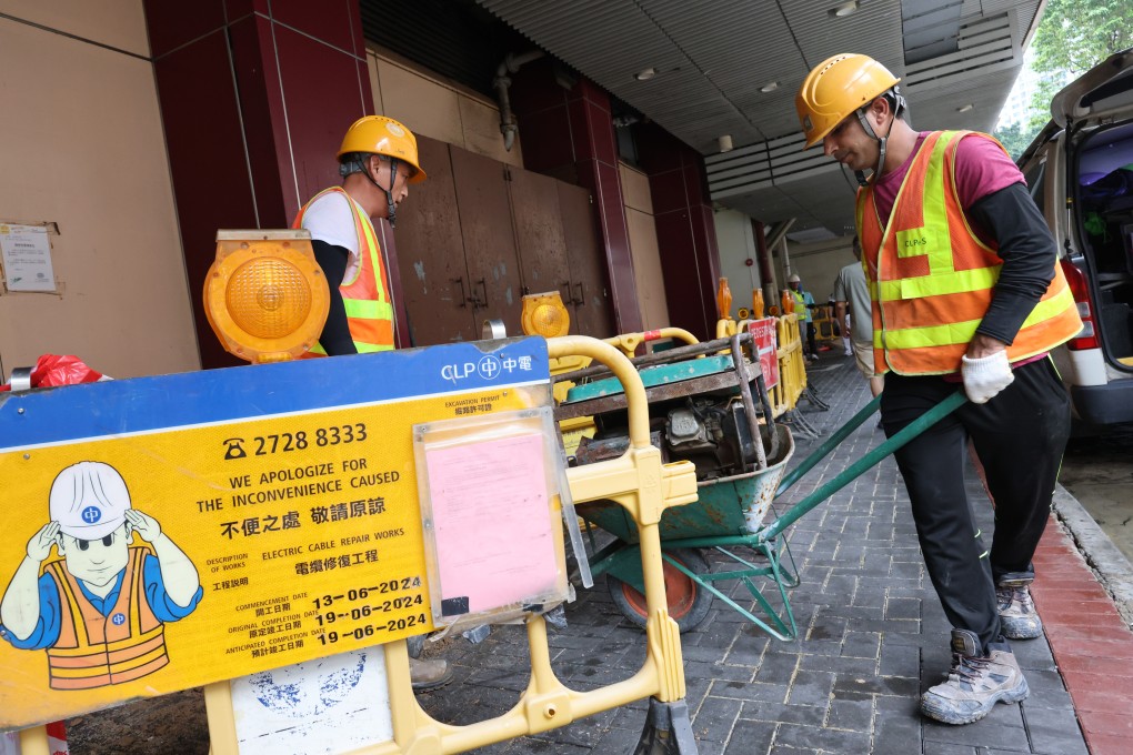 CLP maintenance workers outside Lung Kwong House in Lower Wong Tai Sin Estate. A blackout left about 2,250 households and businesses in Wong Tai Sin without power for more than four hours last week. Photo: Jelly Tse