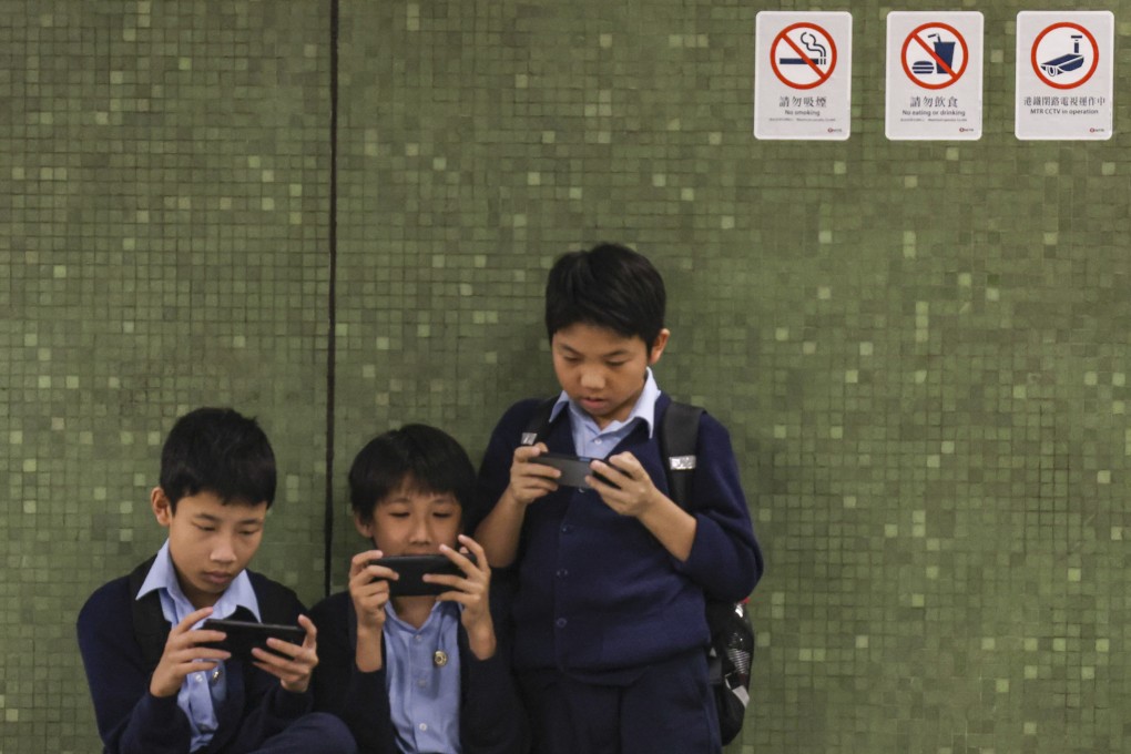 Children on their phones on the platform of Lok Fu MTR station on June 13. The US surgeon general is calling for warning labels to be applied to social media platforms, sparking discussion over the issue in Hong Kong. Photo: Jelly Tse