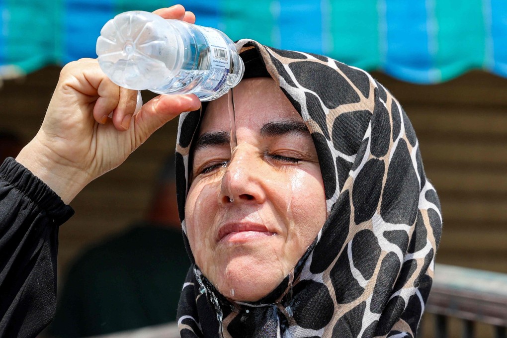 A Muslim pilgrim tries to cool off in Saudi Arabia’s holy city of Mecca. Photo: AFP