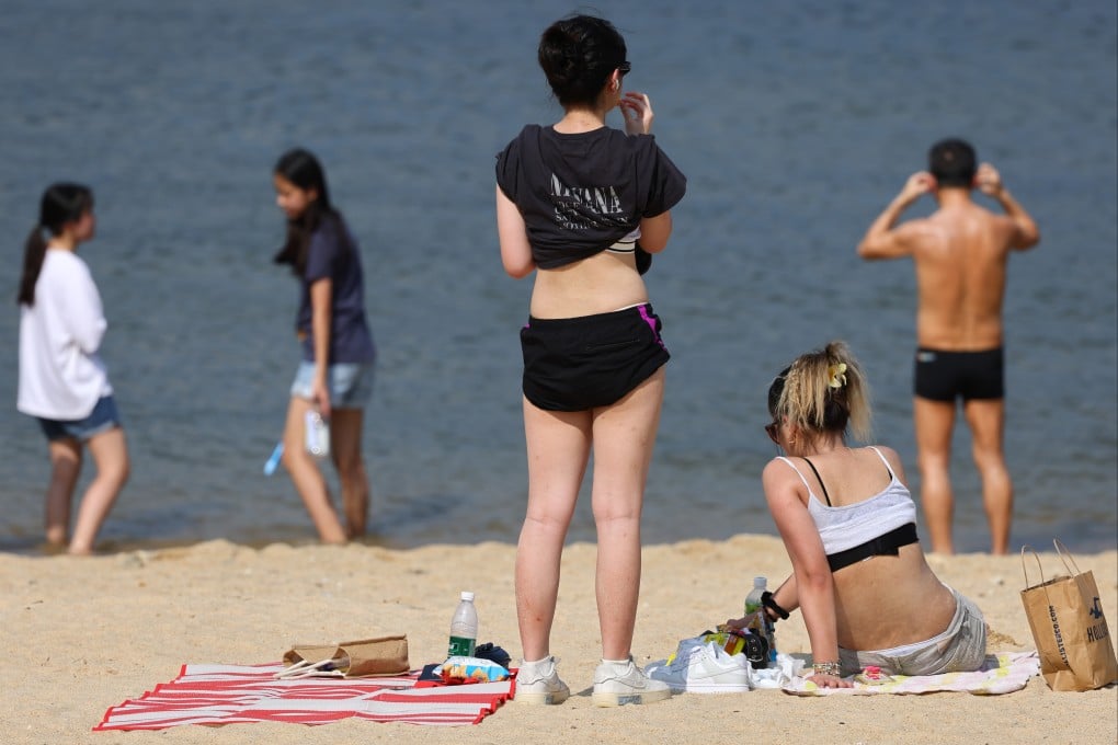 The Observatory issued a “very hot warning” at 6.45am on Saturday, a day after issuing one on the summer solstice on Friday. Photo: Dickson Lee