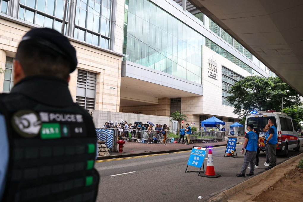 Police on guard outside West Kowloon Court. Photo: Yik Yeung-man