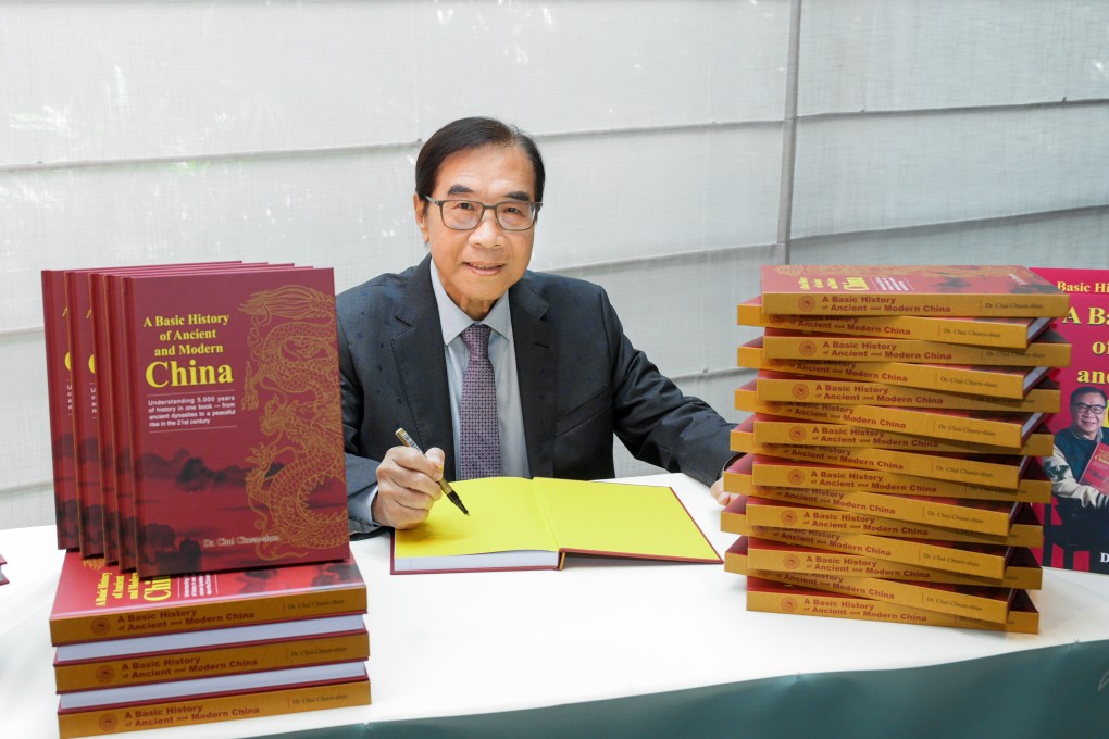 Hong Kong writer Chui Chuen-shun signs copies of his book A Basic History of Ancient and Modern China, which he has aimed at ethnically Chinese children around the world. Photo: courtesy of Chui Chuen-shun