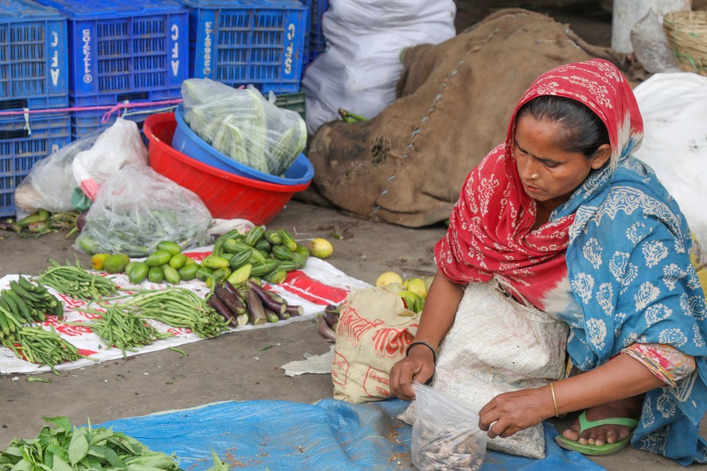 A Bangladeshi street vendor waits for customers to buy vegetables. Inflation has hit Asian nations including Laos, Bangladesh and Indonesia. Photo: EPA-EFE