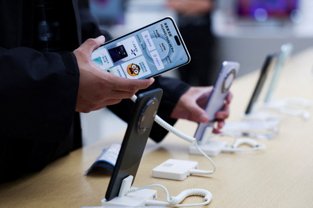 A person checks a Huawei Mate 60 Pro smartphone at a Huawei flagship store in Beijing on September 25, 2023. Photo: Reuters