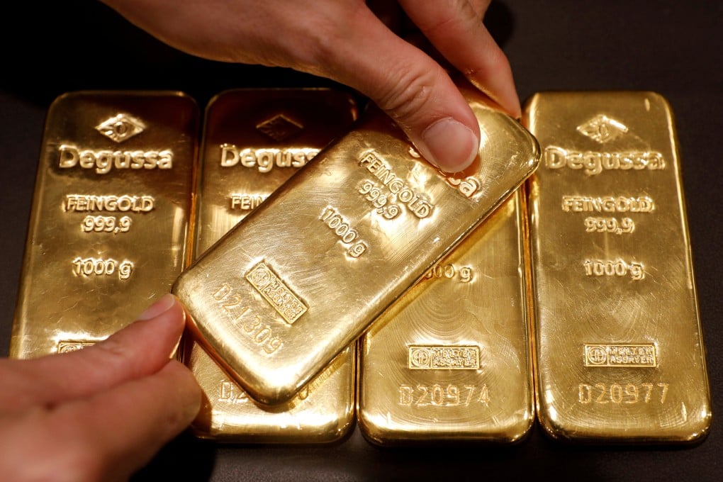 An employee shows gold bullions at Degussa shop in Singapore June 16, 2017. Photo: Reuters