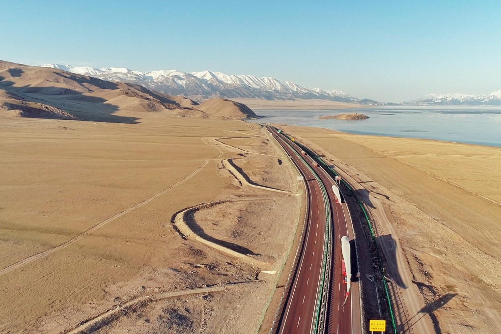 Photo taken on April 24, 2020 shows trucks loaded with wind turbine blades running on a road along the Sayram Lake basin in northwest China’s Xinjiang Uygur Autonomous Region. These wind turbine blades are used for a 50-megawatt wind farm in Kazakhstan’s Kostanay Region Photo: Xinhua