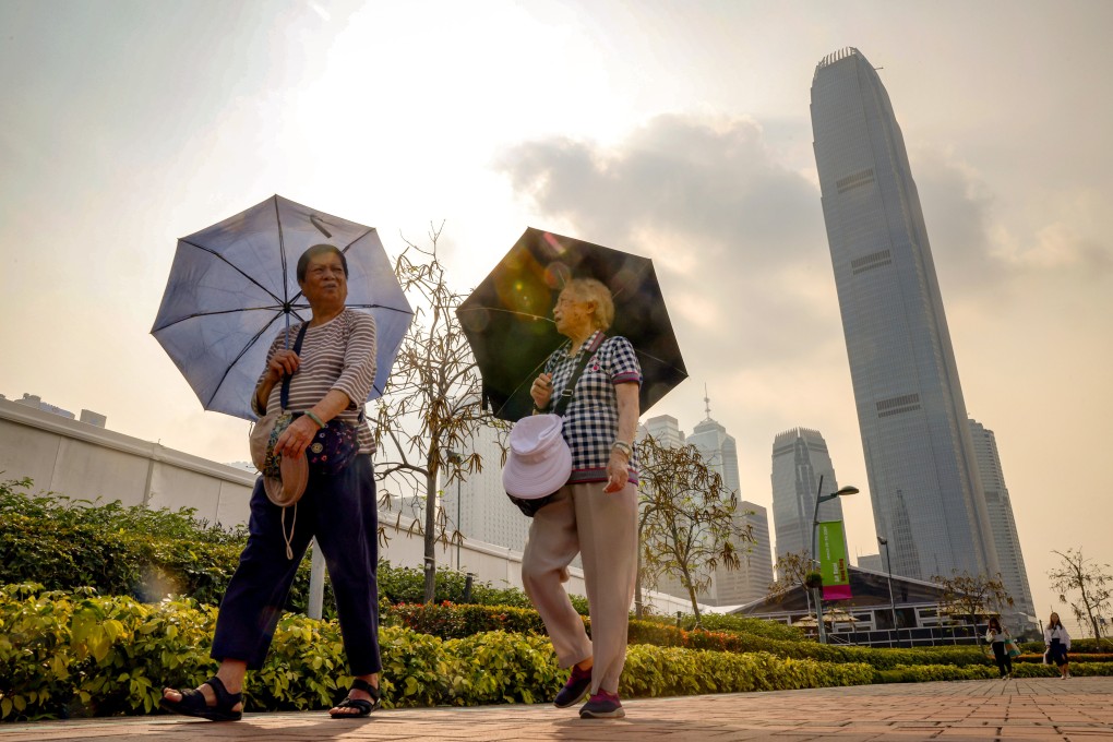 The Observatory has urged vulnerable groups, including elderly residents, to take precautions and reduce heatstroke risks. Photo: Yik Yeung-man