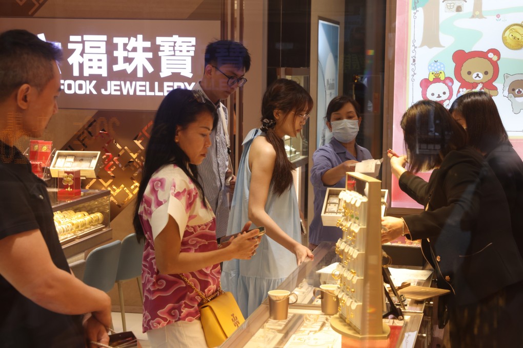 Mainland China tourists at a jewelry and gold shop in Mong Kok. Photo: Yik Yeung-man
