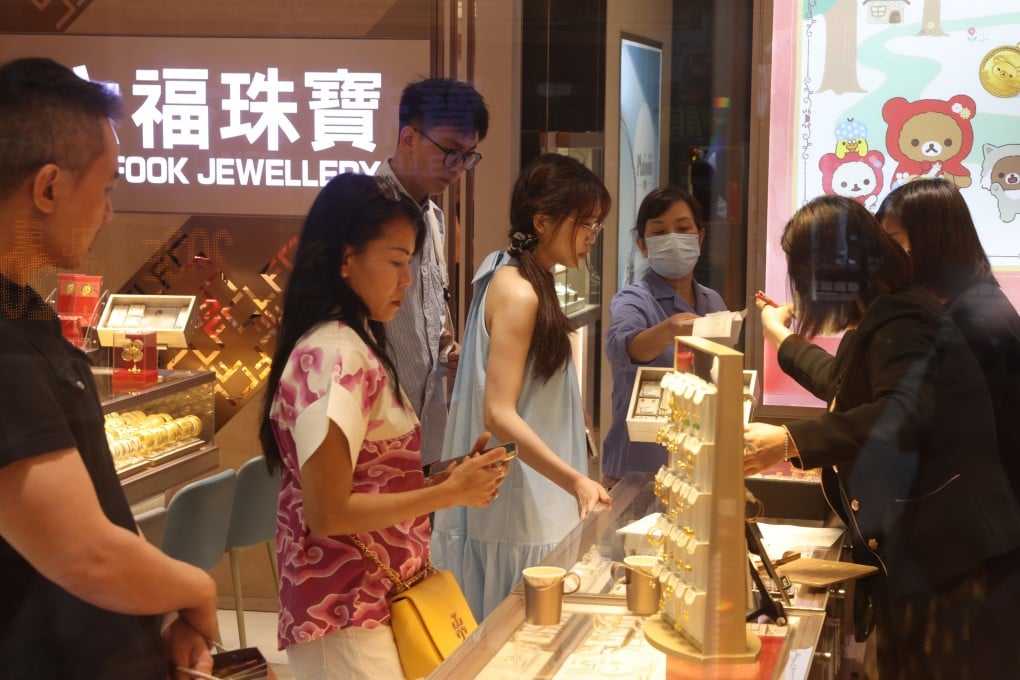 Mainland China tourists at a jewelry and gold shop in Mong Kok. Photo: Yik Yeung-man