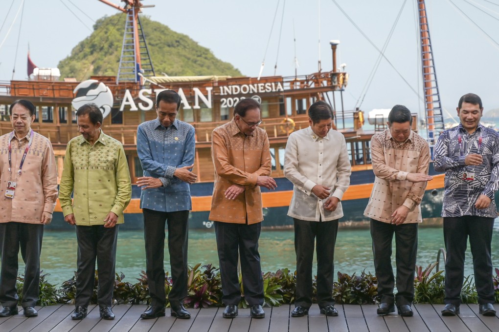 Asean leaders and officials figure out the bloc’s official handshake at a summit in Indonesia last year. Photo: AP