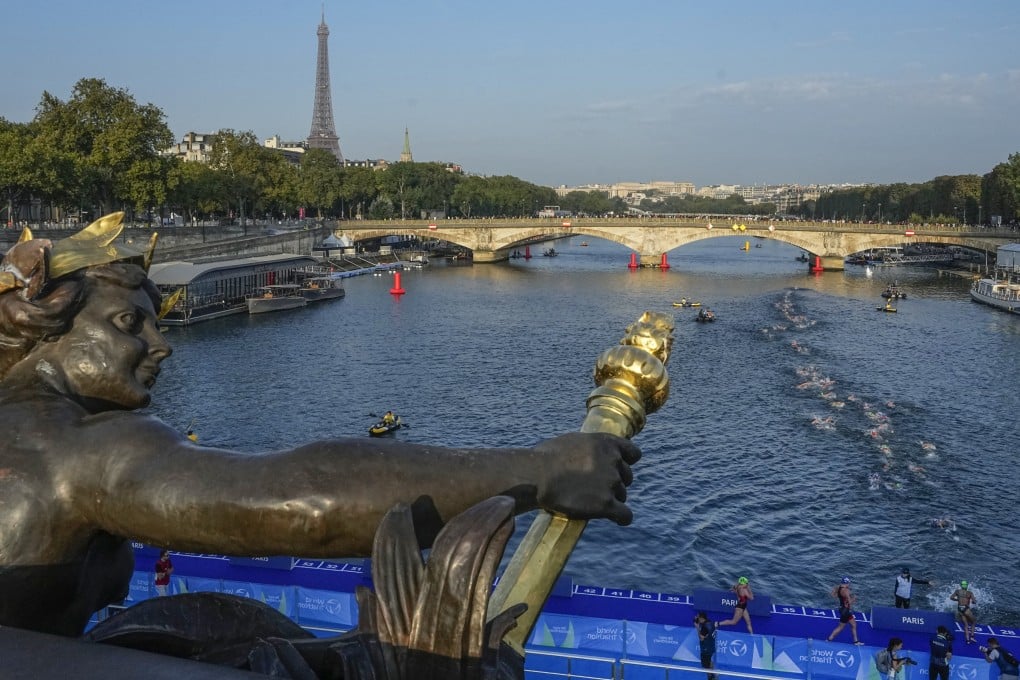 Athletes dive and swim in the Seine River at test event for the Olympics Games in Paris on August 17, 2023. Photo: AP