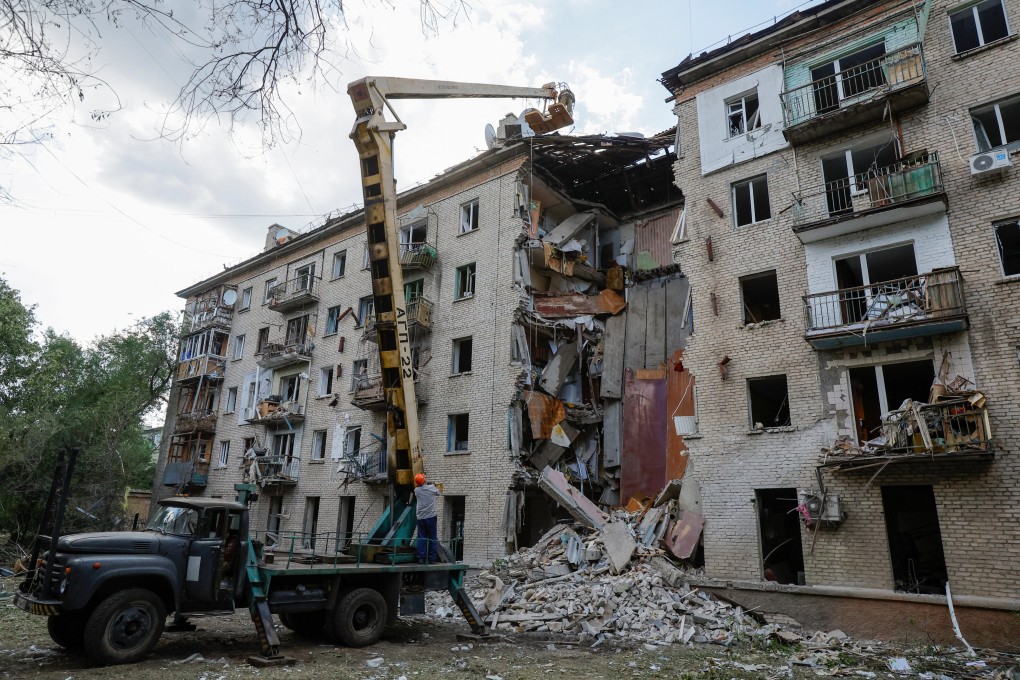 Emergency specialists work at a residential building damaged in Ukrainian shelling in Luhansk on June 7. Photo: Reuters