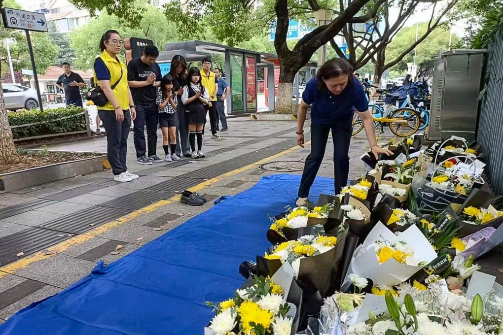 Members of the public leave tributes to Hu Youping near the scene of the attack. Photo: Weibo/ 袁一陀