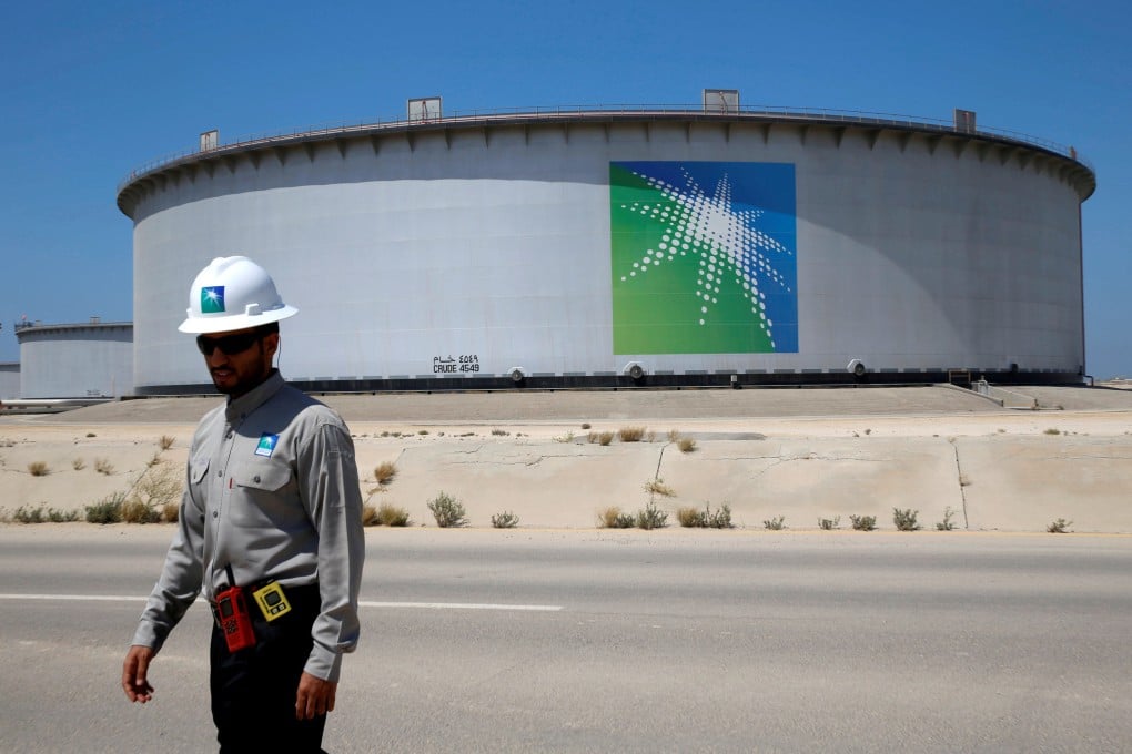 An Aramco employee walks near an oil tank at Saudi Aramco’s Ras Tanura oil refinery and oil terminal in Saudi Arabia May 21, 2018. Photo: Reuters