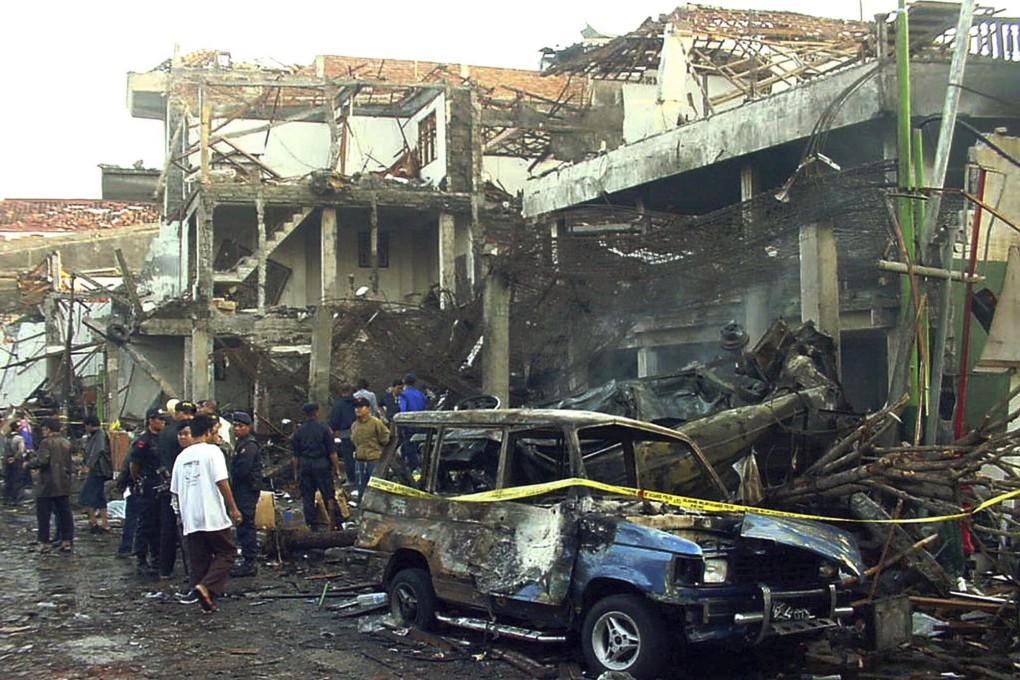 Police officers inspect the ruins of a nightclub destroyed by a bomb blast in Kuta, Bali, in 2002. Photo: AP