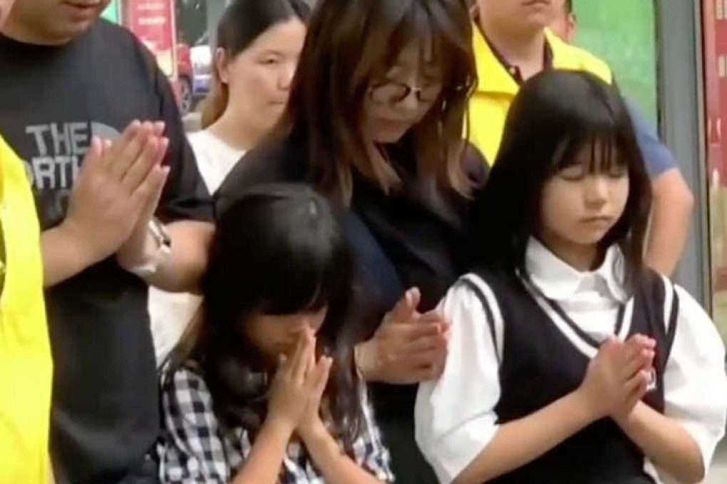 Japanese people pay tribute to Hu Youping, who tried to stop a knife attack on a school bus and died of multiple stab wounds in China’s eastern city of Suzhou. Photo: Weibo/ @野猫羔