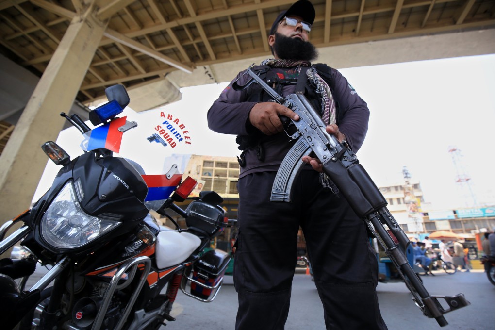 A member of Pakistani security personnel stands guard as police check people and vehicles in Peshawar, the provincial capital of Khyber Pakhtunkhwa, on June 25. Photo: EPA-EFE