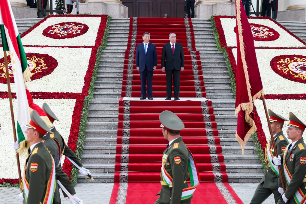Chinese President Xi Jinping is welcomed to Dushanbe by Tajik President Emomali Rahmon on Friday. Photo: Xinhua