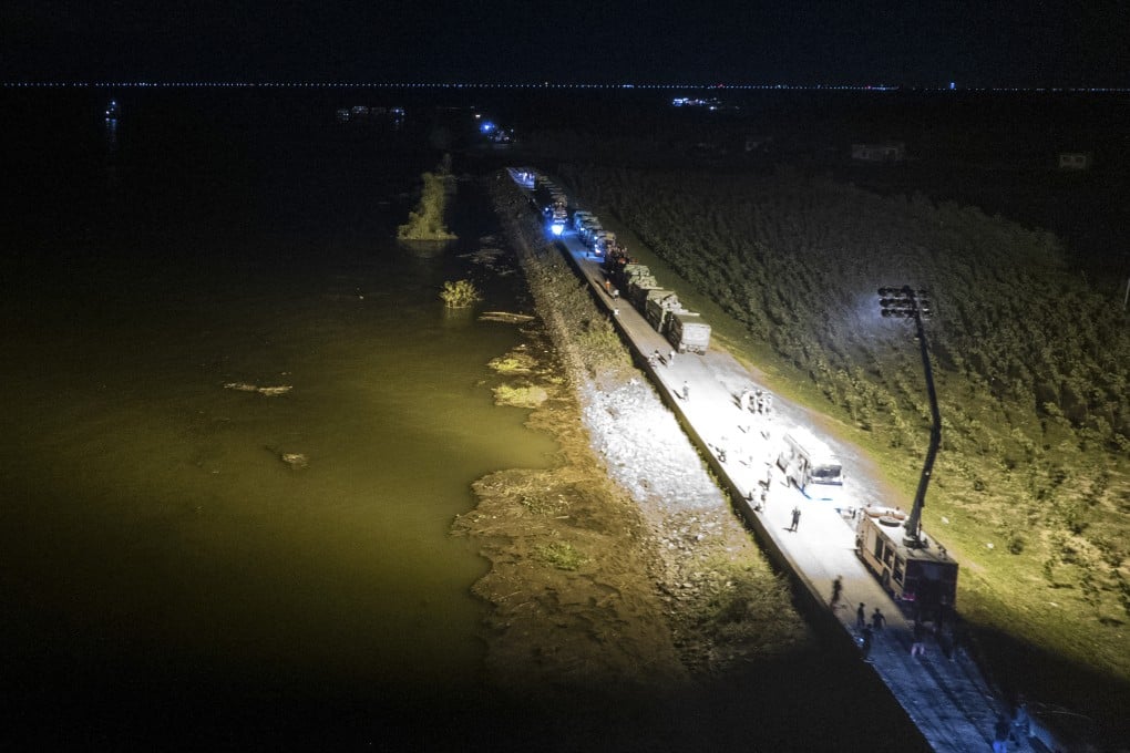 Rescuers work to block the affected dyke along Dongting Lake, in Huarong county in China’s central province of Hunan. Photo: Xinhua