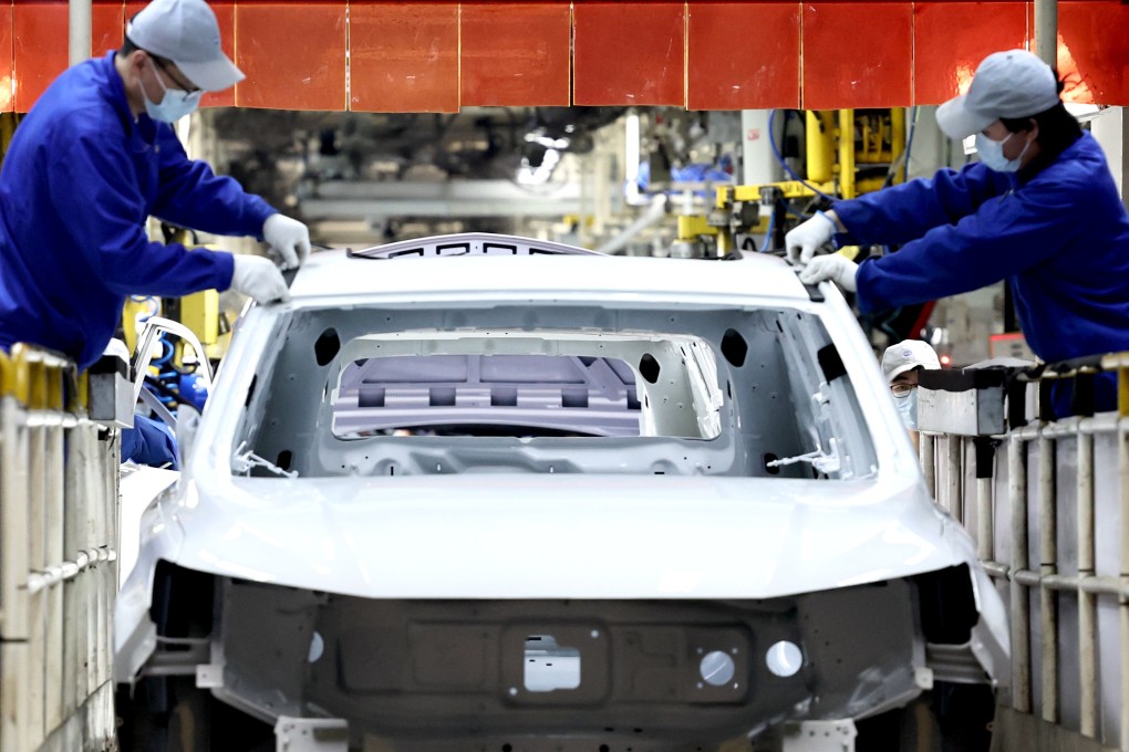 Workers on the assembly line at SAIC Motor’s Lingang base in Shanghai, China, April 23, 2022. Photo: Xinhua